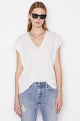 Frame Le Mid Rise V Neck Tee in Blanc