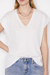 Frame Le Mid Rise V Neck Tee in Blanc