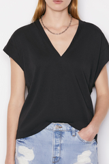 Frame Le Mid Rise V Neck Tee in Noir