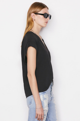 Frame Le Mid Rise V Neck Tee in Noir