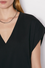 Frame Le Mid Rise V Neck Tee in Noir