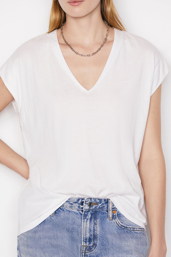 Frame Le Mid Rise V Neck Tee in Blanc