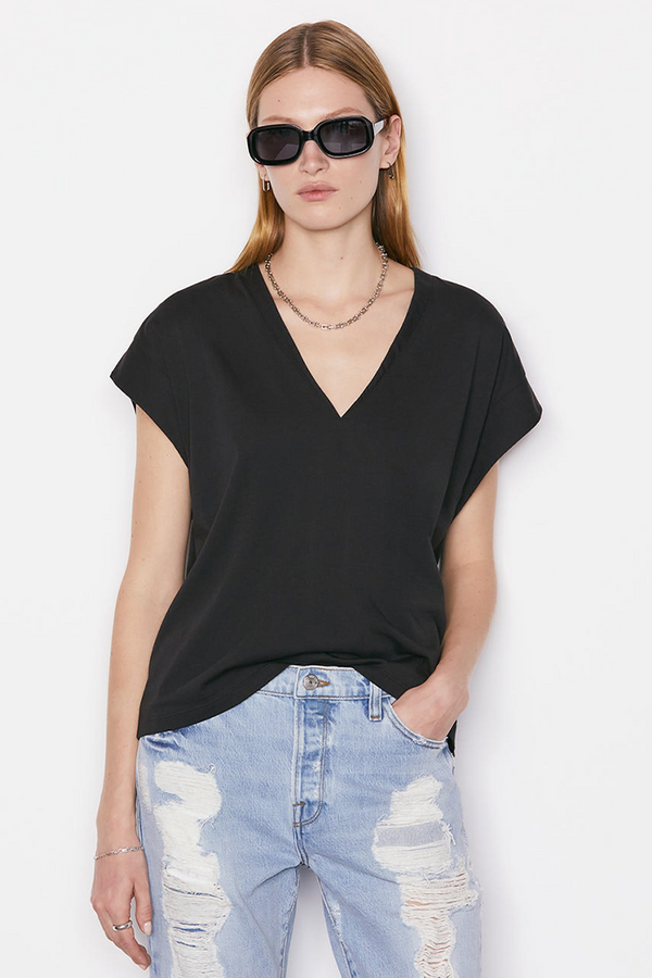 Frame Le Mid Rise V Neck Tee in Noir
