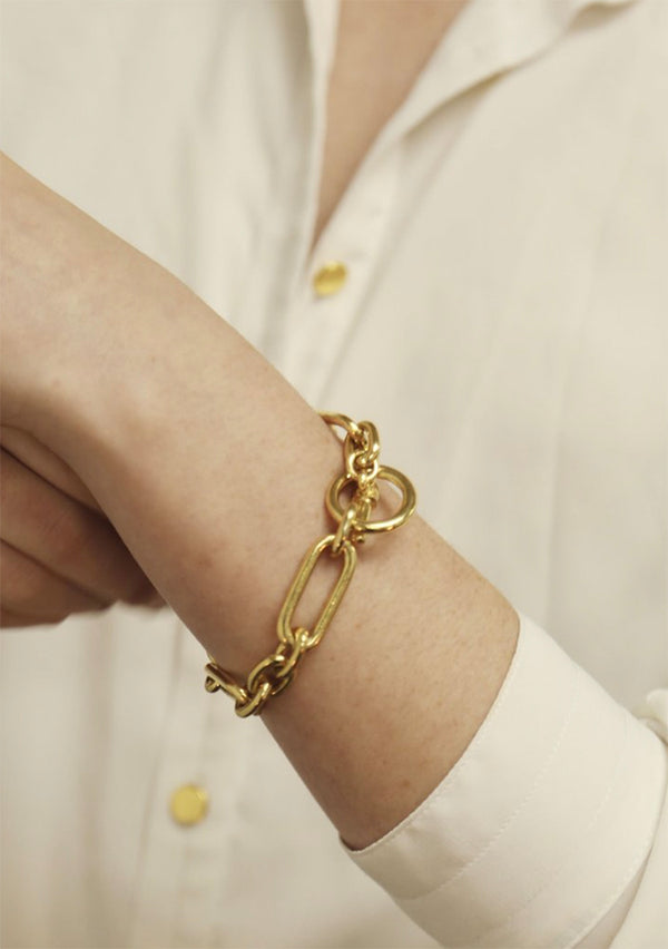 Gold link elongated oval chain bracelet